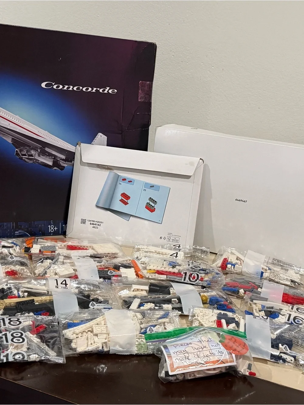 LEGO Icons Concorde Airbus 10318 Complete Set 2083 pcs 18+ - Picture 8 of 9